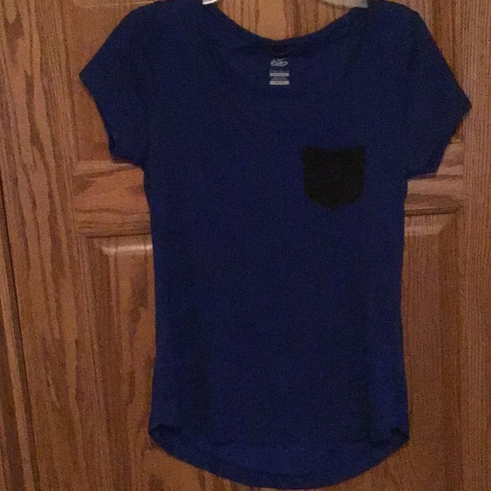 Nike Women's Royal Blue w/ black pocket scoop neck Dri-FIT Top. Back longer